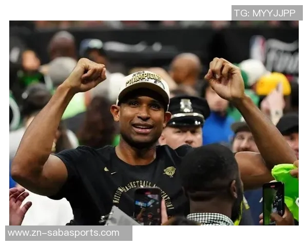 霍福德融入勇士文化全力以赴展现团队协作精神 霍福德融入勇士文化全力以赴展现团队协作精神