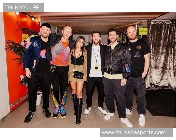 安东内拉社媒分享与梅西甜蜜合影为国家队加油助威 安东内拉社媒分享与梅西甜蜜合影为国家队加油助威